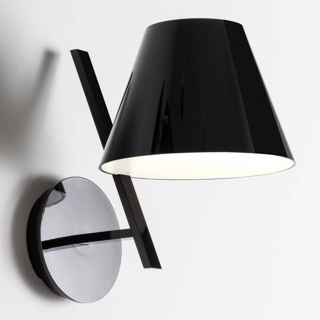 Auf diesem Bild zu sehen Wandleuchte von Artemide in Schwarz